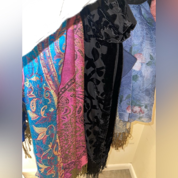 Colorful Assorted Scarves Bundle - lot of over 25 - Picture 4 of 7